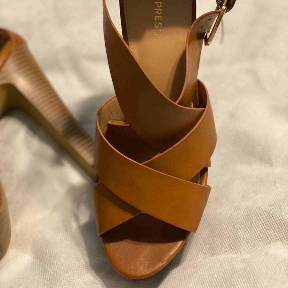 Express Heels - Picture 3 of 4